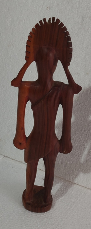 Drvena ručno rezbarena figura afrička skulptura etno dekoracija