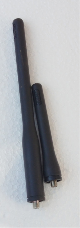 Hytera PD405 UHF Digitalna ručna radio stanica i punjač očuvano