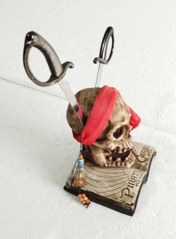 Pirates of the Caribbean dekoracija lobanja lubanja s mačevima