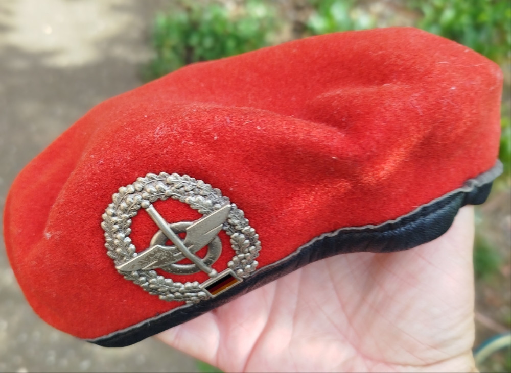Vojna beretka kapa njemačke vojske armije sa grbom amblemom