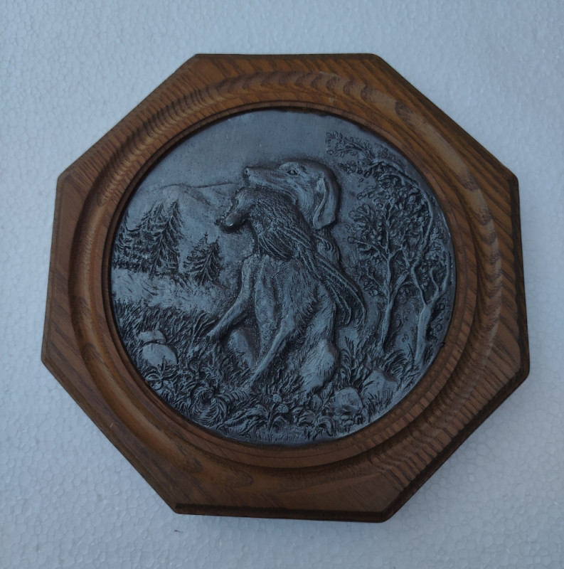 Zidne plate od kalaja kositra i drveta lovački motivi par vintage