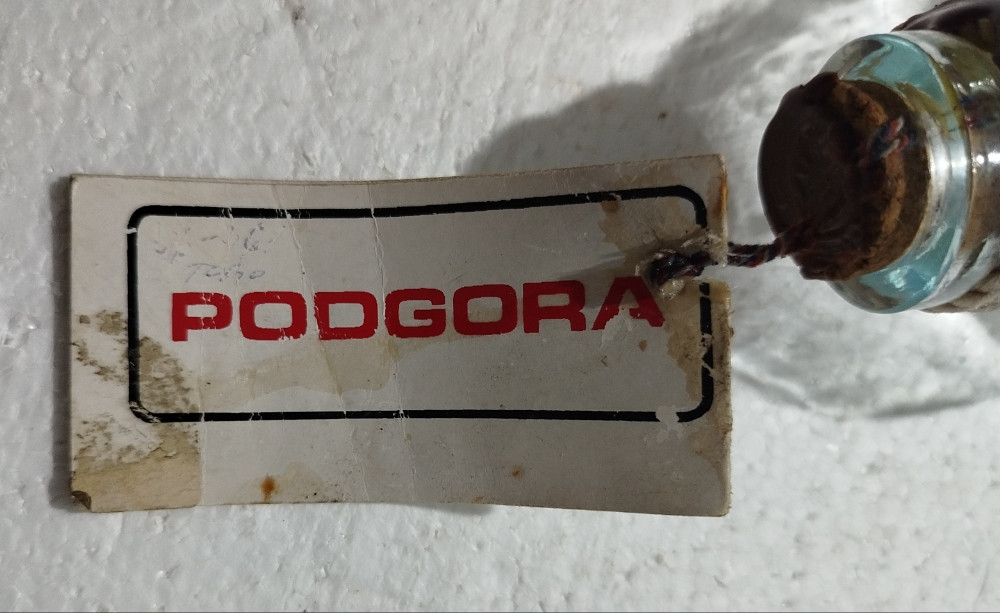 Brod lađa u boci flaši stariji suvenir Podgora