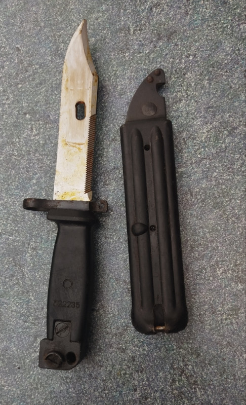 Bajoneti noževi AKM M70 sa futrolama dva militarija vojne stvari