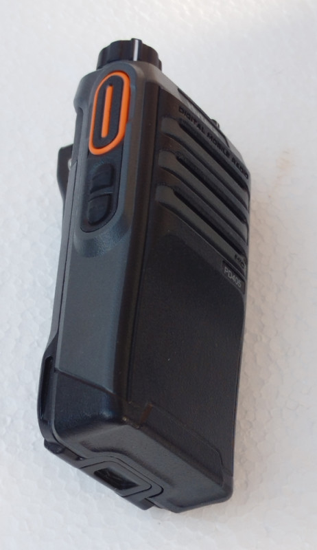 Hytera PD405 UHF Digitalna ručna radio stanica i punjač očuvano