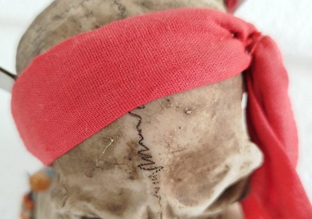 Pirates of the Caribbean dekoracija lobanja lubanja s mačevima