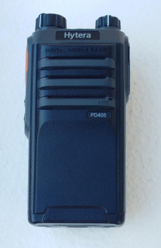 Hytera PD405 UHF Digitalna ručna radio stanica i punjač očuvano