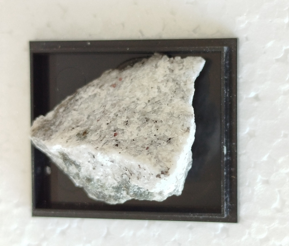 Pyrrhotin i Almandin uzorak minerala Clava kamen