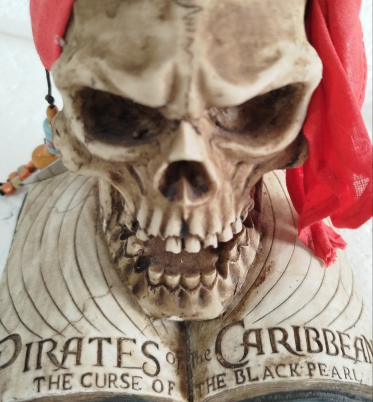 Pirates of the Caribbean dekoracija lobanja lubanja s mačevima