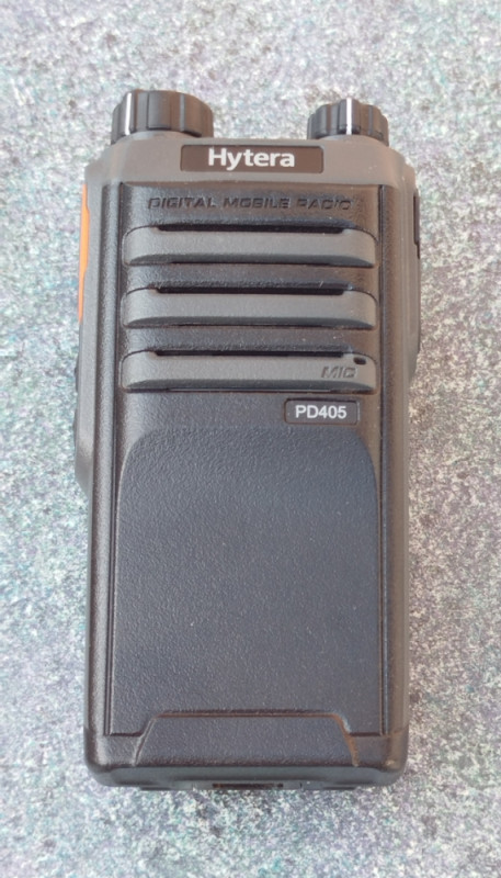 Hytera PD405 UHF Digitalna ručna radio stanica i punjač očuvano