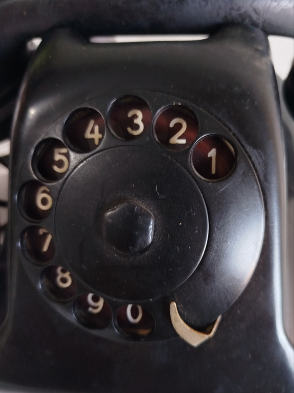 Stari bakelitni fiksni telefon sa brojčanikom retro vintage dekor