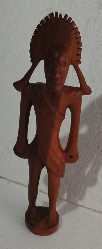 Drvena ručno rezbarena figura afrička skulptura etno dekoracija