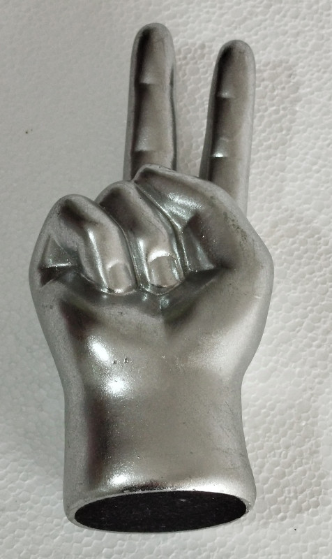 Ruka skulptura znak mir Peace Viktorija simbol