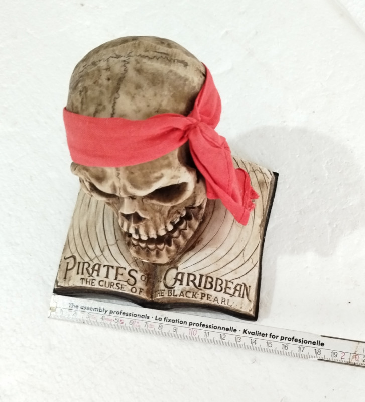 Pirates of the Caribbean dekoracija lobanja lubanja s mačevima