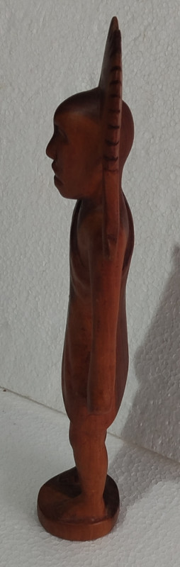 Drvena ručno rezbarena figura afrička skulptura etno dekoracija