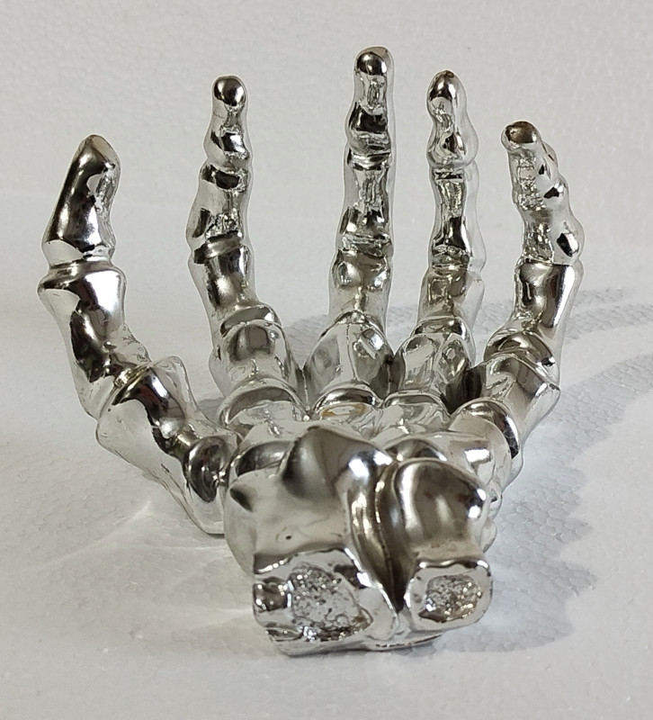 Metalna ruka kostur skeleton metalik dekoracija