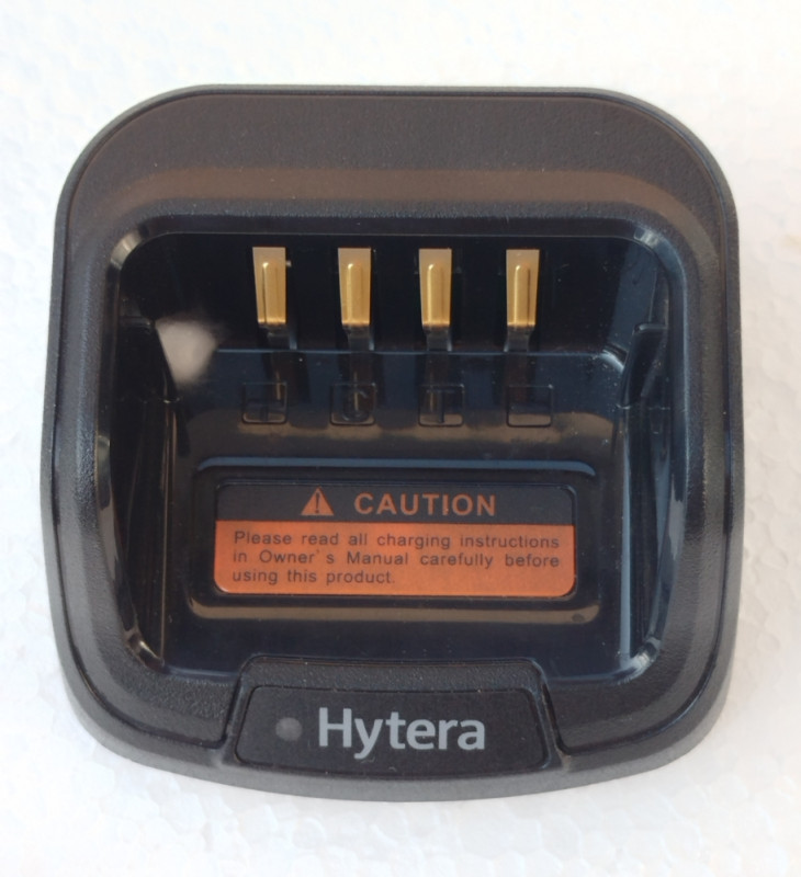 Hytera PD405 UHF Digitalna ručna radio stanica i punjač očuvano
