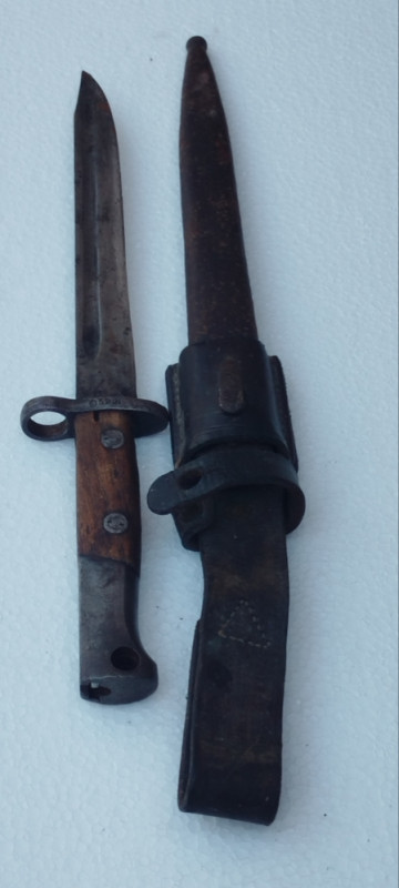 Bajonet stari vojni nož original sa koricama futrolom militarija