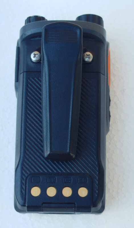 Hytera PD405 UHF Digitalna ručna radio stanica i punjač očuvano