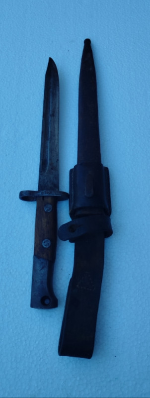 Bajonet stari vojni nož original sa koricama futrolom militarija