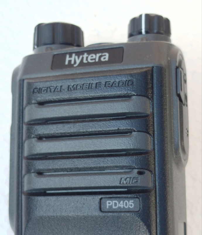 Hytera PD405 UHF Digitalna ručna radio stanica i punjač očuvano