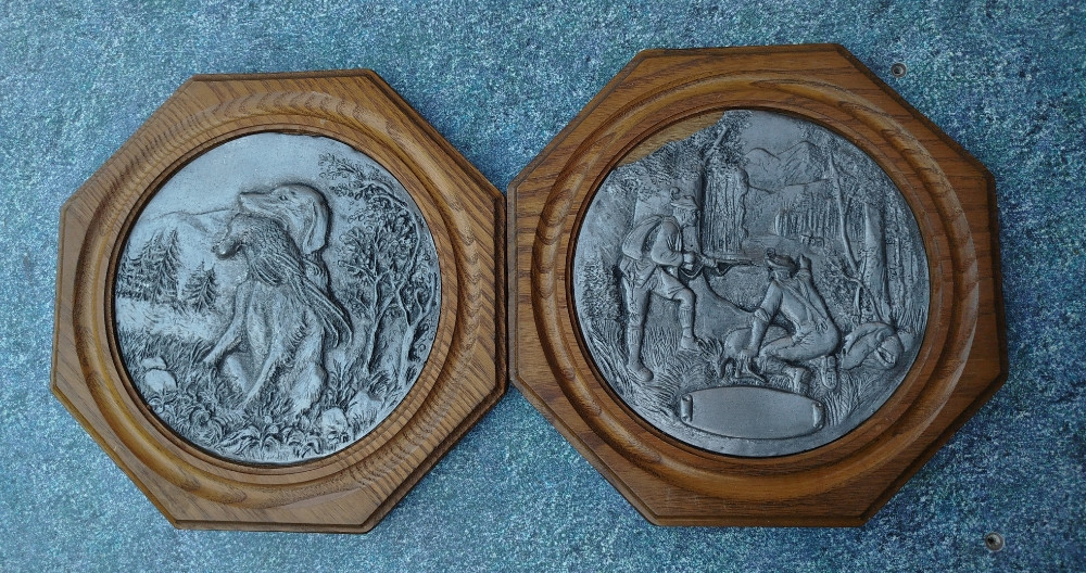 Zidne plate od kalaja kositra i drveta lovački motivi par vintage