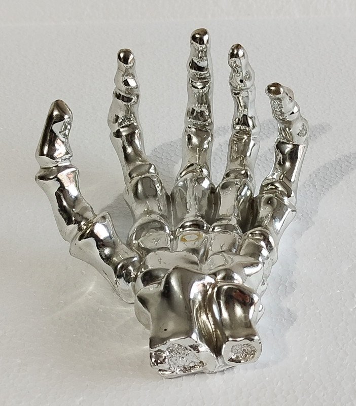 Metalna ruka kostur skeleton metalik dekoracija