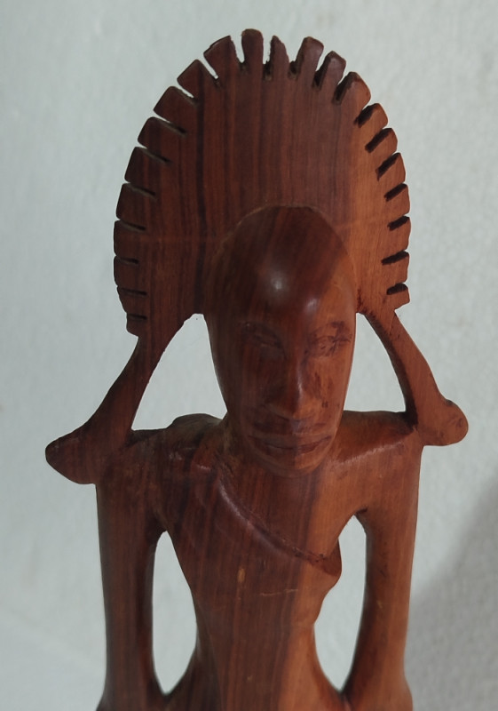 Drvena ručno rezbarena figura afrička skulptura etno dekoracija