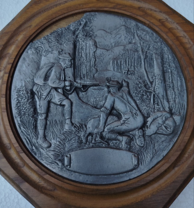 Zidne plate od kalaja kositra i drveta lovački motivi par vintage