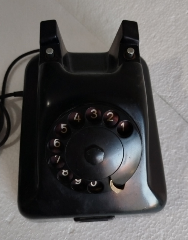 Stari bakelitni fiksni telefon sa brojčanikom retro vintage dekor