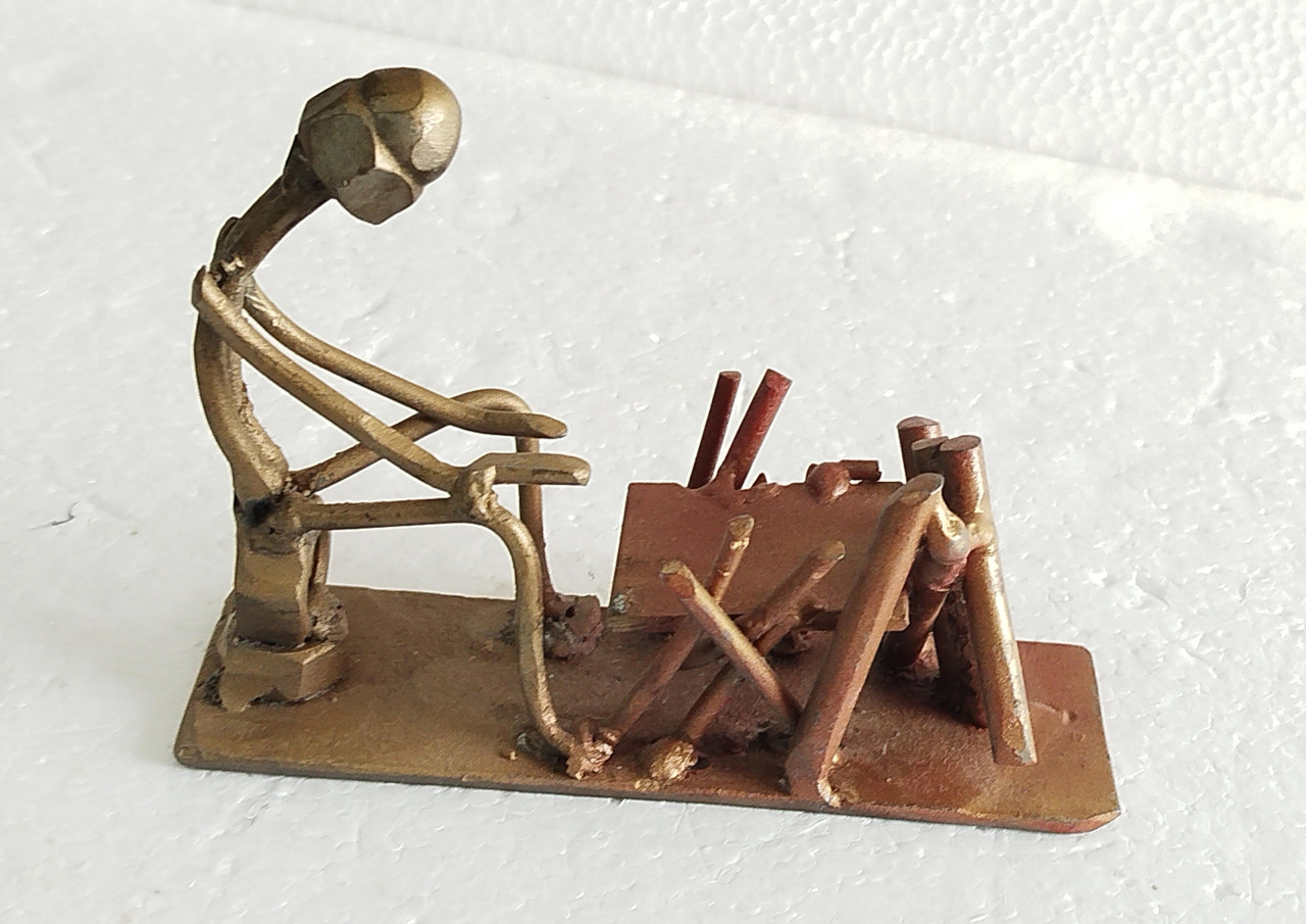 Metalna ručno rađena figura minijaturna skulptura unikat
