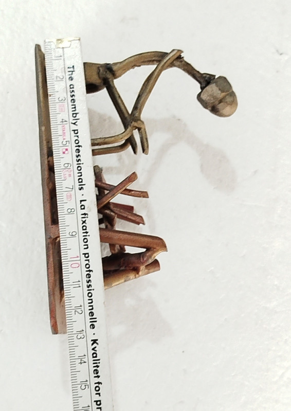 Metalna ručno rađena figura minijaturna skulptura unikat