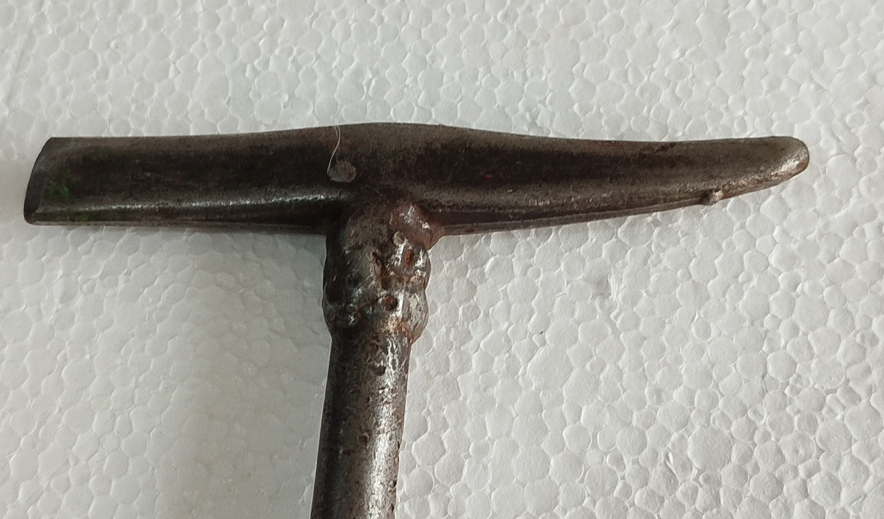 Metalni čekić stari funkcionalan varilački za šljaku