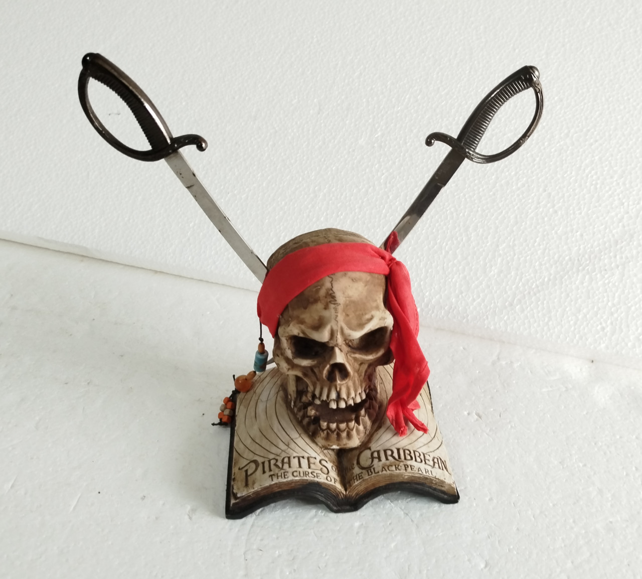 Pirates of the Caribbean dekoracija lobanja lubanja s mačevima