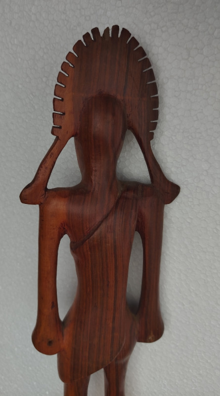 Drvena ručno rezbarena figura afrička skulptura etno dekoracija