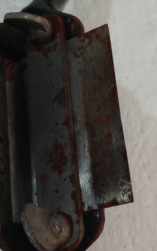 Metalni oblić veći blanja stari ručni stolarski alat strugač drvo