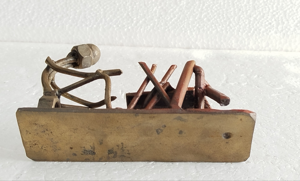 Metalna ručno rađena figura minijaturna skulptura unikat