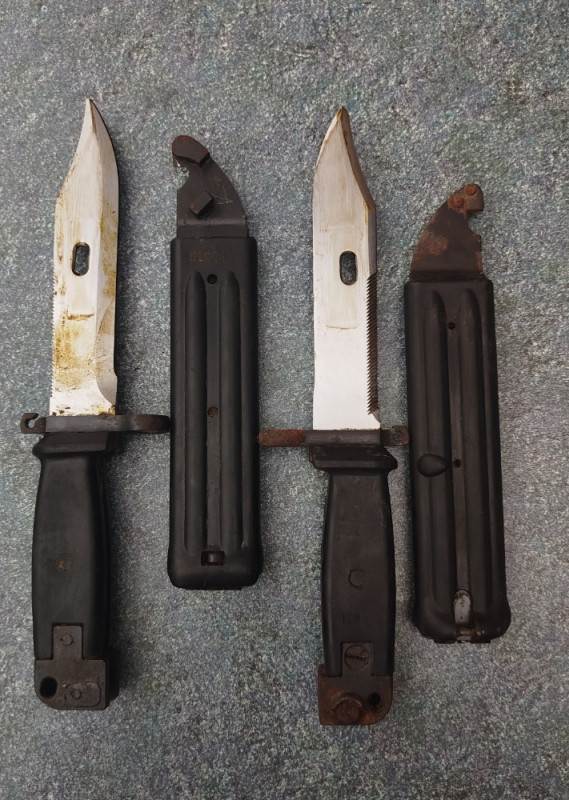 Bajoneti noževi AKM M70 sa futrolama dva militarija vojne stvari