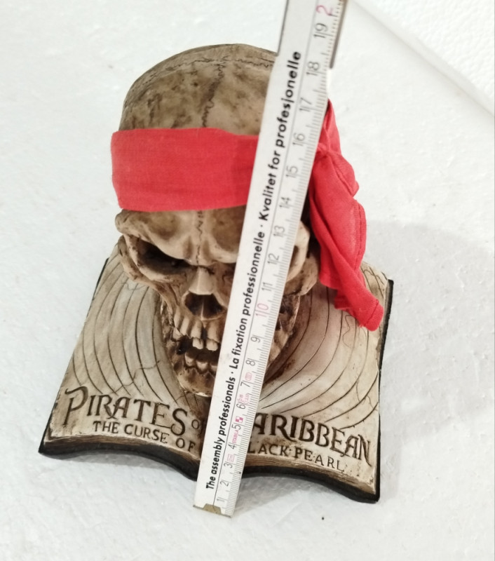 Pirates of the Caribbean dekoracija lobanja lubanja s mačevima