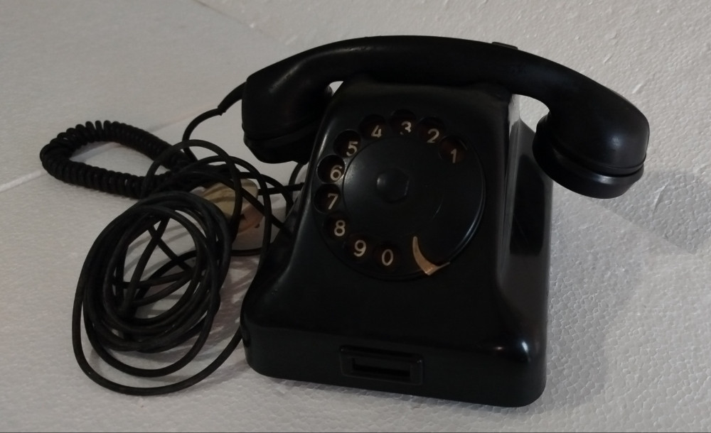 Stari bakelitni fiksni telefon sa brojčanikom retro vintage dekor