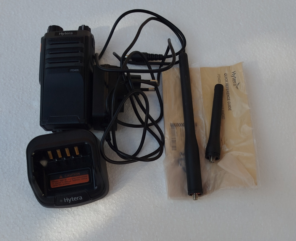 Hytera PD405 UHF Digitalna ručna radio stanica i punjač očuvano