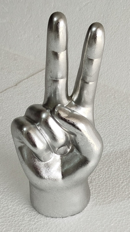 Ruka skulptura znak mir Peace Viktorija simbol