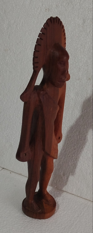 Drvena ručno rezbarena figura afrička skulptura etno dekoracija