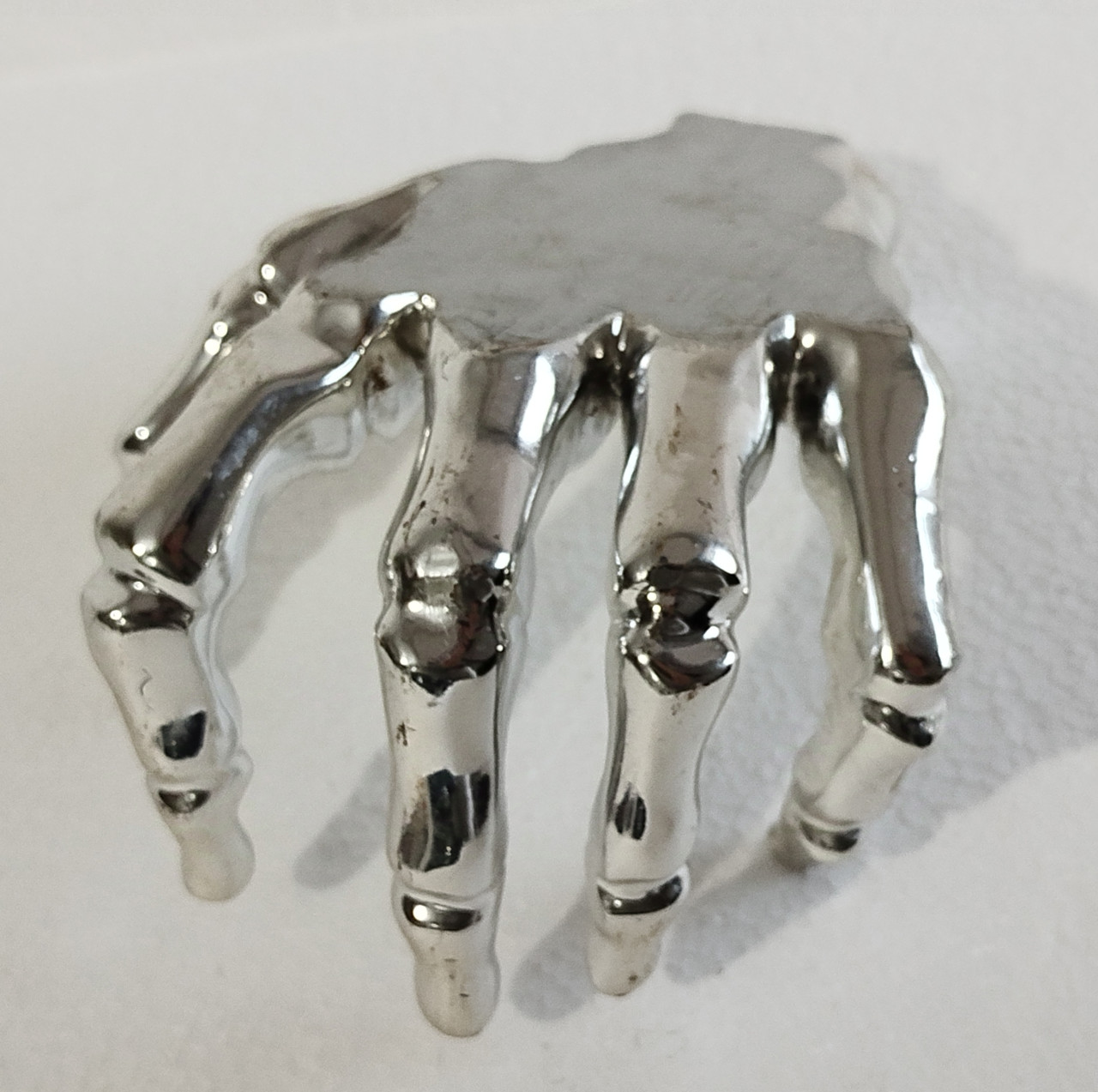 Metalna ruka kostur skeleton metalik dekoracija