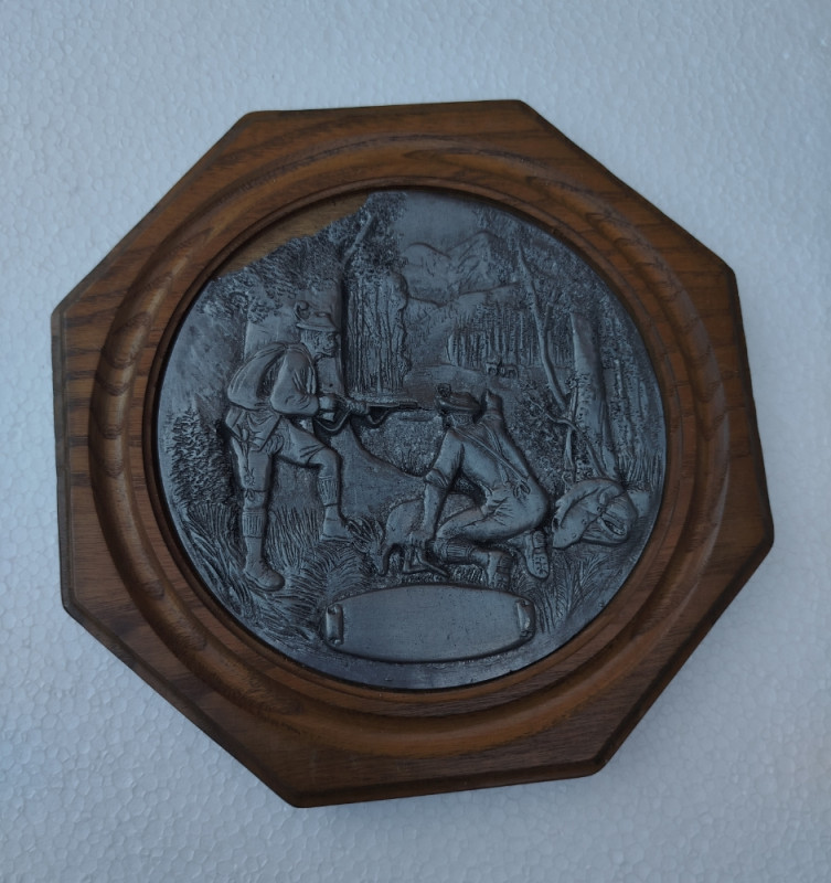 Zidne plate od kalaja kositra i drveta lovački motivi par vintage