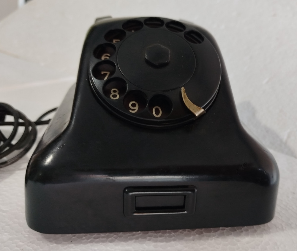 Stari bakelitni fiksni telefon sa brojčanikom retro vintage dekor