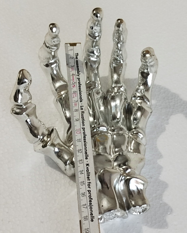 Metalna ruka kostur skeleton metalik dekoracija