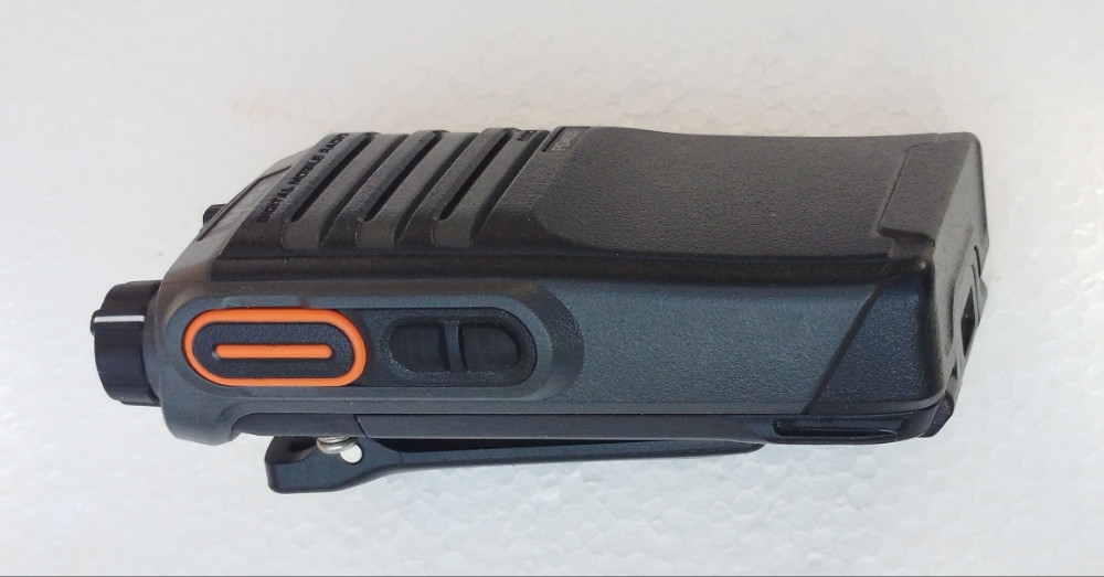 Hytera PD405 UHF Digitalna ručna radio stanica i punjač očuvano