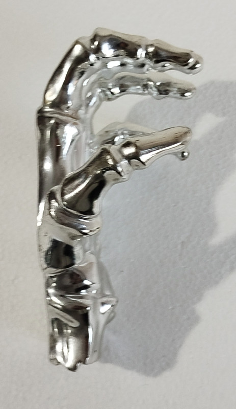 Metalna ruka kostur skeleton metalik dekoracija