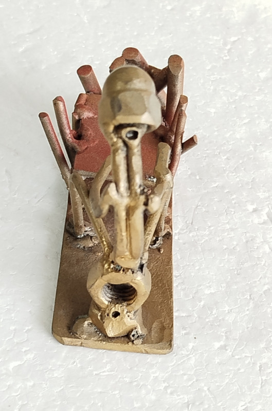 Metalna ručno rađena figura minijaturna skulptura unikat