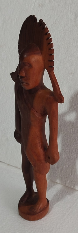 Drvena ručno rezbarena figura afrička skulptura etno dekoracija